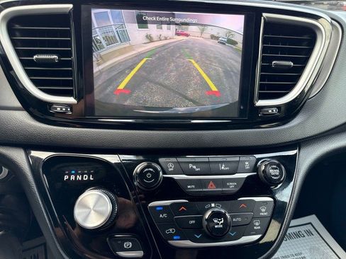 Used 2025 Chrysler Pacifica Select FWD image 19