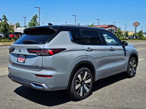 New 2025 Mitsubishi Outlander SEL image 3