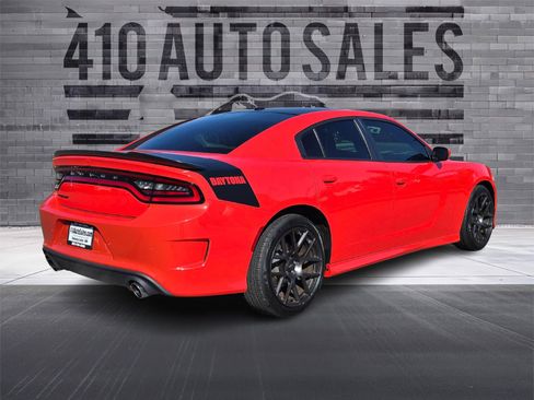 Used 2017 Dodge Charger R/T w/ Technology Group image 3