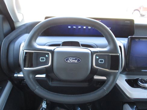 Used 2025 Ford Expedition Active image 33