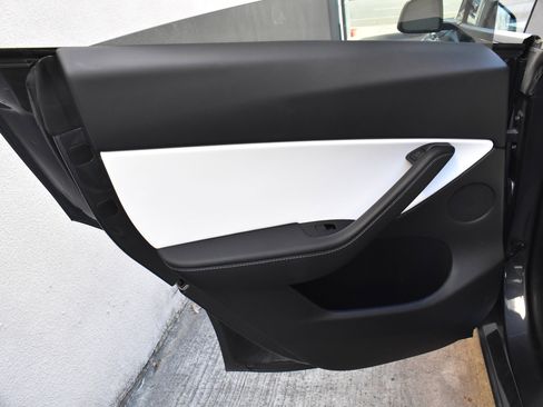 Used 2021 Tesla Model Y Long Range image 27