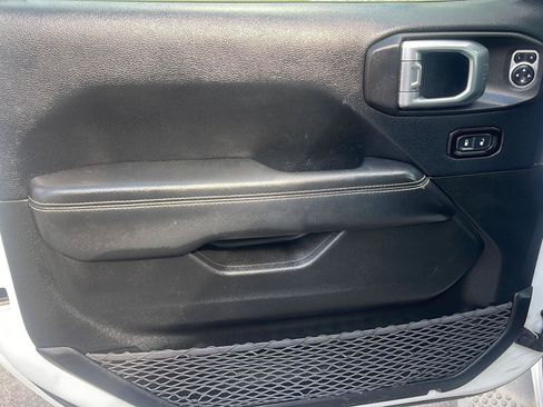 Used 2019 Jeep Wrangler Unlimited Sahara AWD/4WD image 12