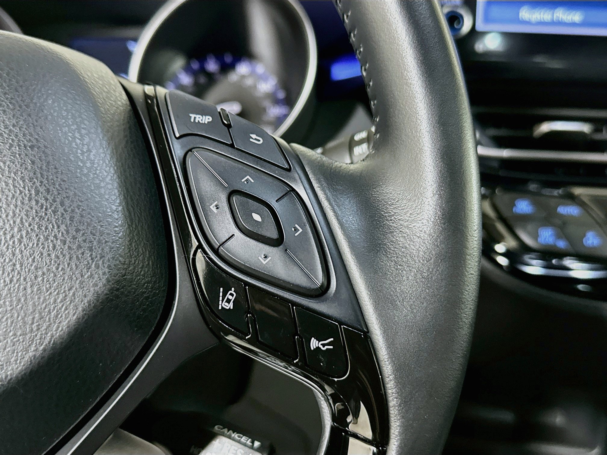 Used 2022 Toyota C-HR XLE FWD image 17
