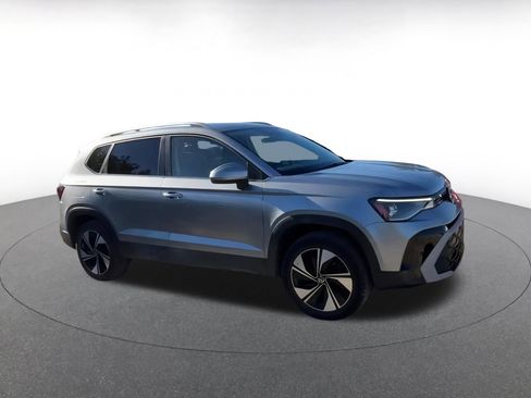 Used 2025 Volkswagen Taos SE image 2