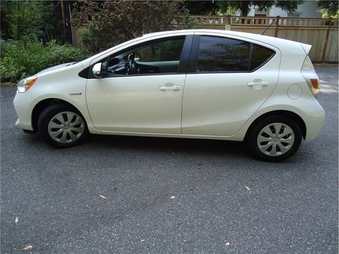 Used 2014 Toyota Prius C Two FWD image 9