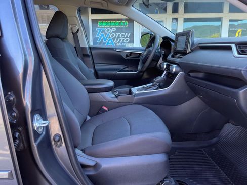 Used 2019 Toyota RAV4 LE w/ Carpet Mat Package image 19
