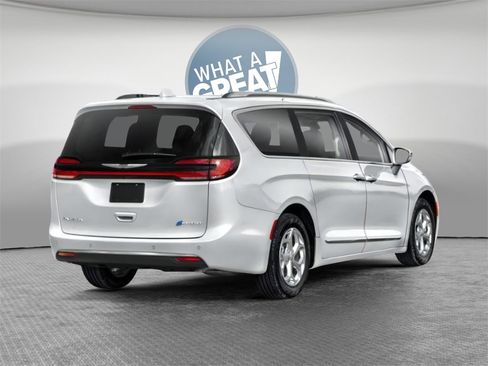 New 2023 Chrysler Pacifica Limited w/ Uconnect Theater Family Group image 6