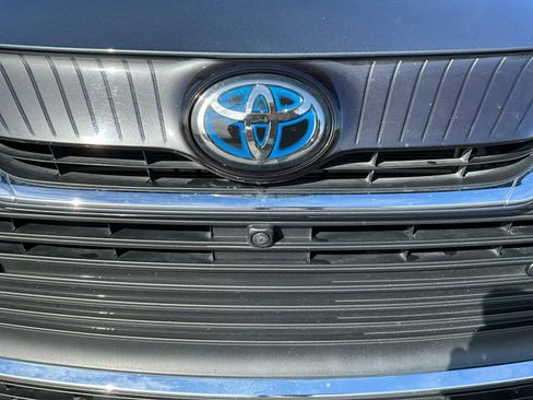 Used 2021 Toyota Venza Limited image 18