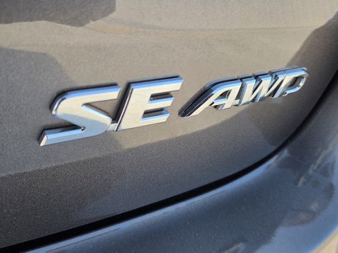 Used 2017 Toyota Highlander SE AWD/4WD image 10