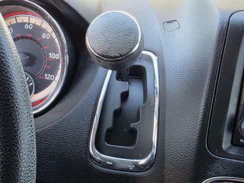 Used 2019 Dodge Grand Caravan SE w/ UConnect Hands-Free Group image 17