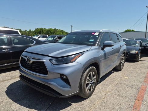 Used 2024 Toyota Highlander XLE FWD image 1