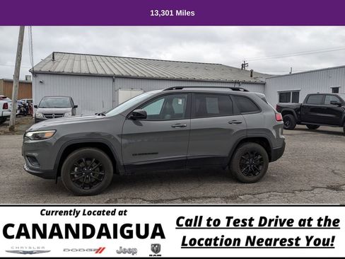 Used 2023 Jeep Cherokee Altitude Lux image 2