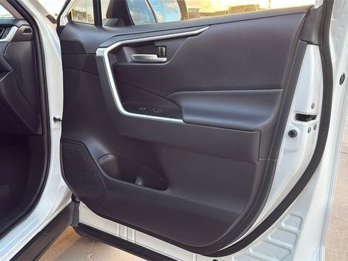 Used 2021 Toyota RAV4 XLE Premium w/ Carpet Mat Package (TMS) image 33