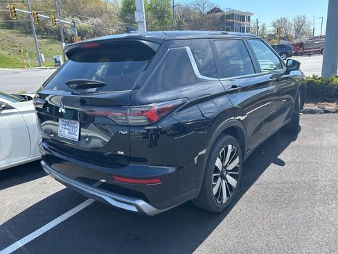 Used 2025 Mitsubishi Outlander SE FWD image 3
