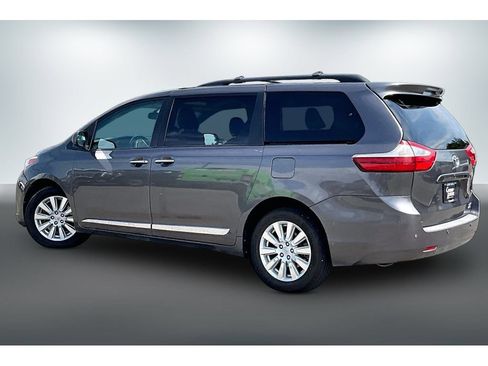 Used 2017 Toyota Sienna XLE w/ XLE Navigation Package AWD/4WD image 4