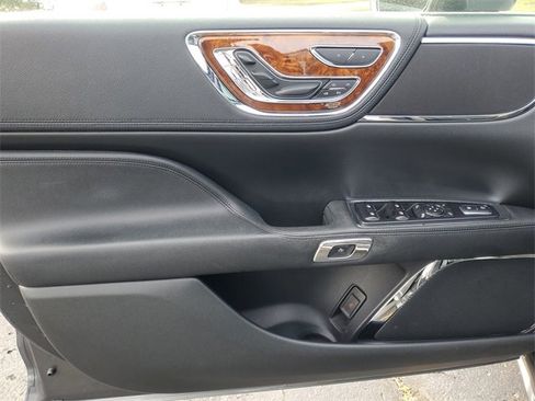 Used 2017 Lincoln Continental Reserve w/ Climate Package image 11