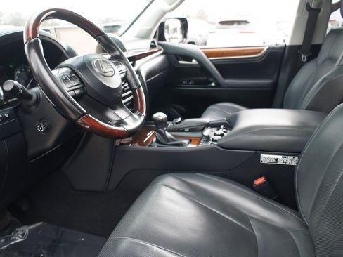 Used 2020 Lexus LX 570 4WD w/ Luxury Package image 15