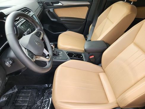 Used 2022 Volkswagen Tiguan SE FWD image 3
