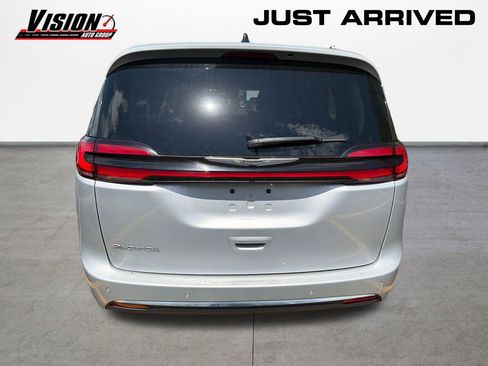 Used 2023 Chrysler Pacifica Touring-L FWD image 5