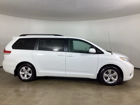 Used 2013 Toyota Sienna LE FWD image 4