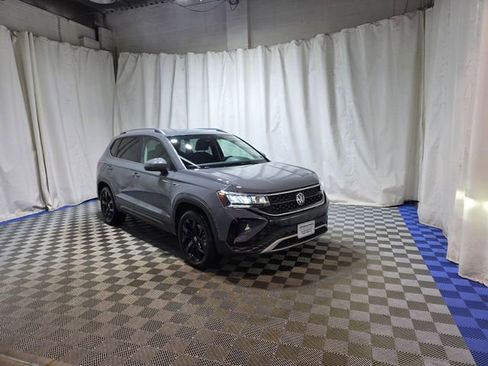 Used 2022 Volkswagen Taos SE AWD/4WD image 1
