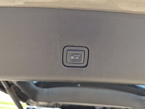 Used 2018 Chevrolet Traverse Premier w/ Driver Confidence II Package FWD image 12