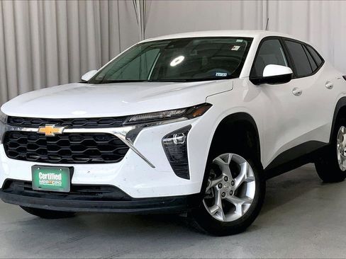 Used 2025 Chevrolet Trax LS w/ LS Convenience Package FWD image 2