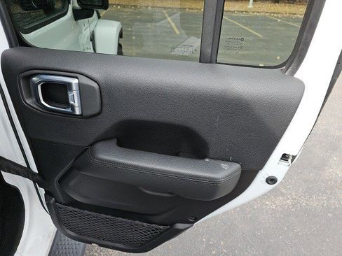 Used 2023 Jeep Wrangler Unlimited Sahara image 17