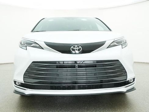 New 2026 Toyota Sienna Platinum image 3