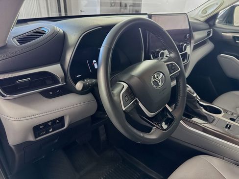 Used 2024 Toyota Highlander Platinum AWD/4WD image 5