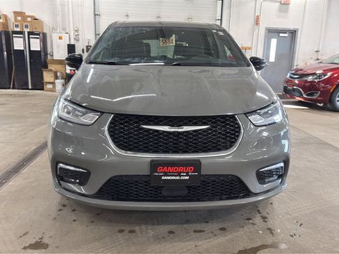 Used 2025 Chrysler Pacifica Select image 2