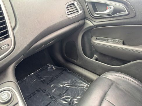 Used 2017 Chrysler 200 Limited Platinum w/ Comfort & Convenience Group FWD image 23