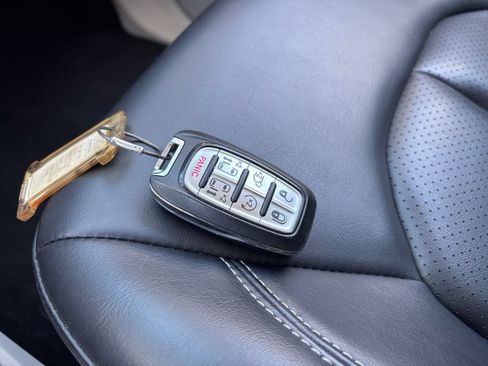Used 2023 Chrysler Pacifica Touring-L FWD image 17