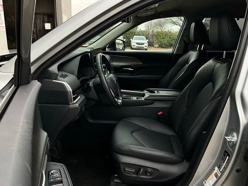 Used 2025 Toyota Grand Highlander XLE image 10