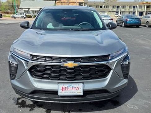 Used 2025 Chevrolet Trax LS w/ Driver Confidence Package FWD image 2