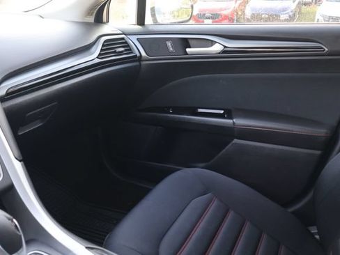 Used 2016 Ford Fusion SE FWD image 9