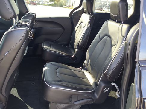 Used 2020 Chrysler Pacifica Limited w/ Advanced Safetytec Group image 28