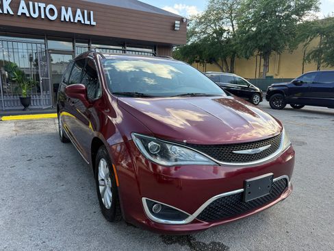Used 2019 Chrysler Pacifica Touring-L image 3