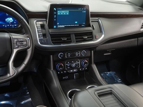 Used 2024 Chevrolet Suburban Premier image 25