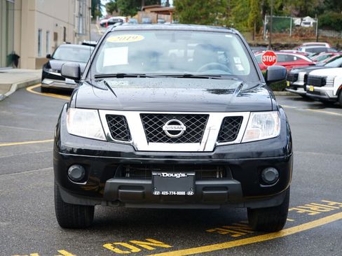 Used 2019 Nissan Frontier SV image 2
