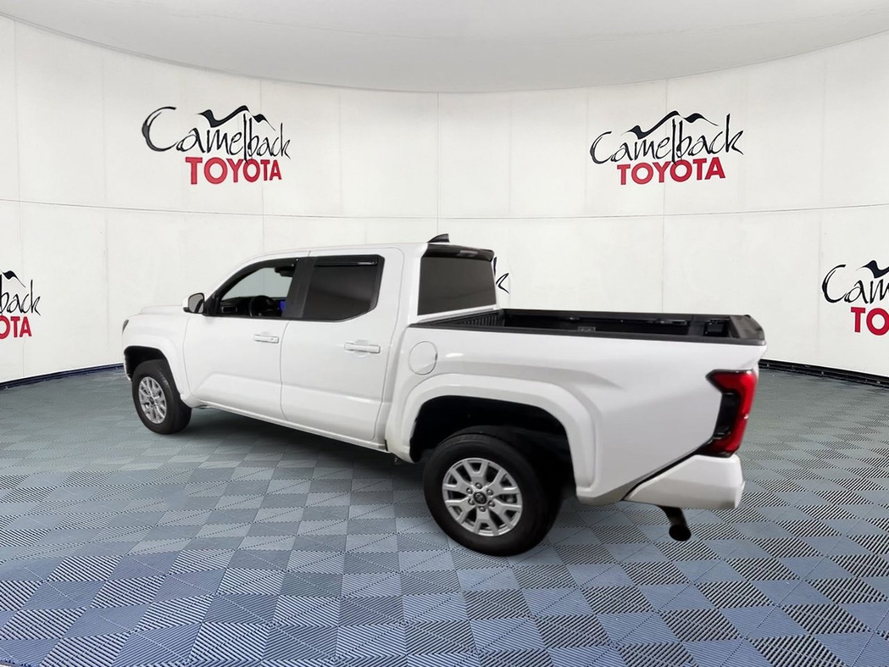 Used 2025 Toyota Tacoma SR5 AWD/4WD image 8