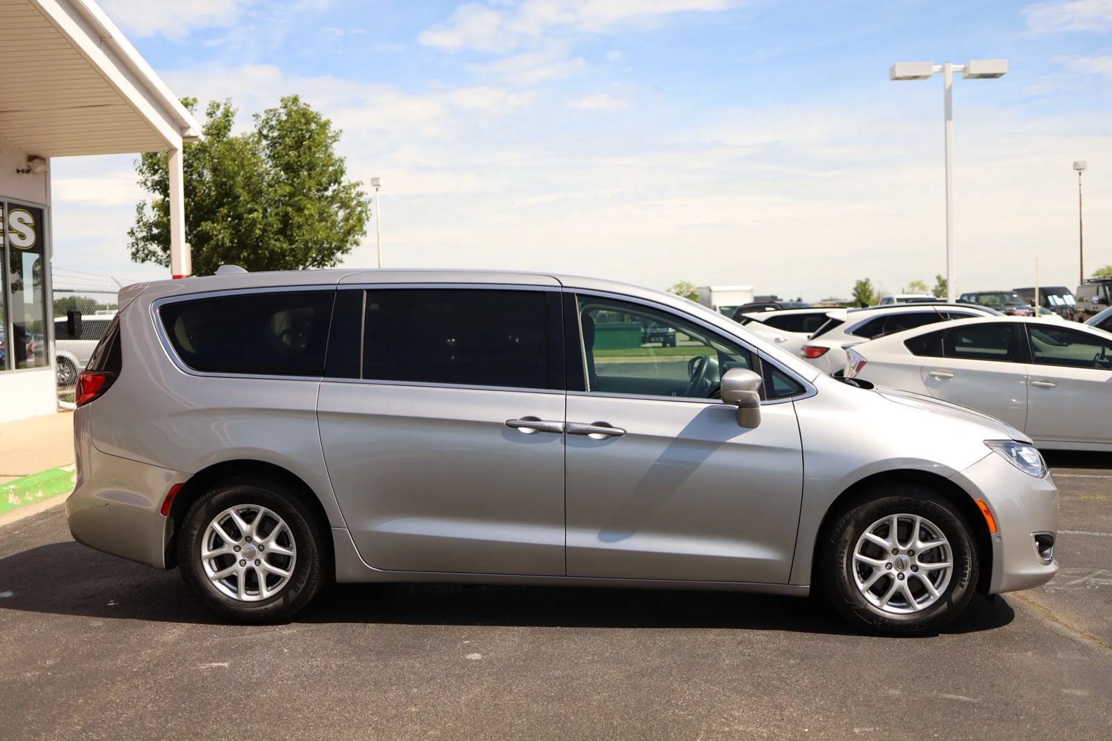 Used 2020 Chrysler Pacifica Touring w/ Advanced Safetytec Group FWD image 4