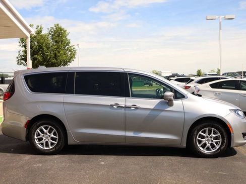 Used 2020 Chrysler Pacifica Touring w/ Advanced Safetytec Group FWD image 4
