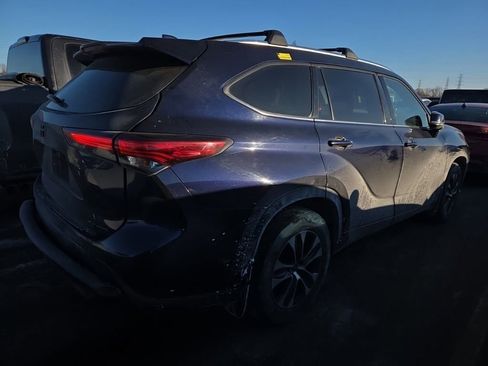 Used 2021 Toyota Highlander XLE image 3