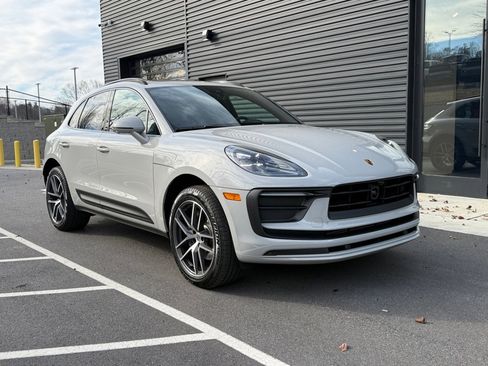 Certified 2025 Porsche Macan image 9