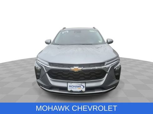 Used 2025 Chevrolet Trax LT w/ Driver Confidence Package FWD image 3