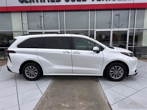 Certified 2025 Toyota Sienna XLE image 2