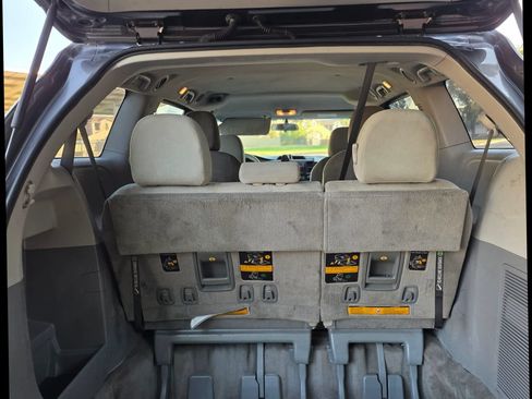 Used 2013 Toyota Sienna L w/ Towing Pkg FWD image 30