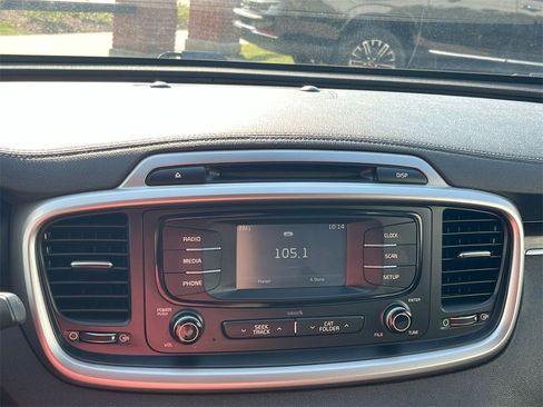 Used 2018 Kia Sorento L image 18