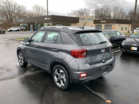 Certified 2025 Hyundai Venue Limited image 3